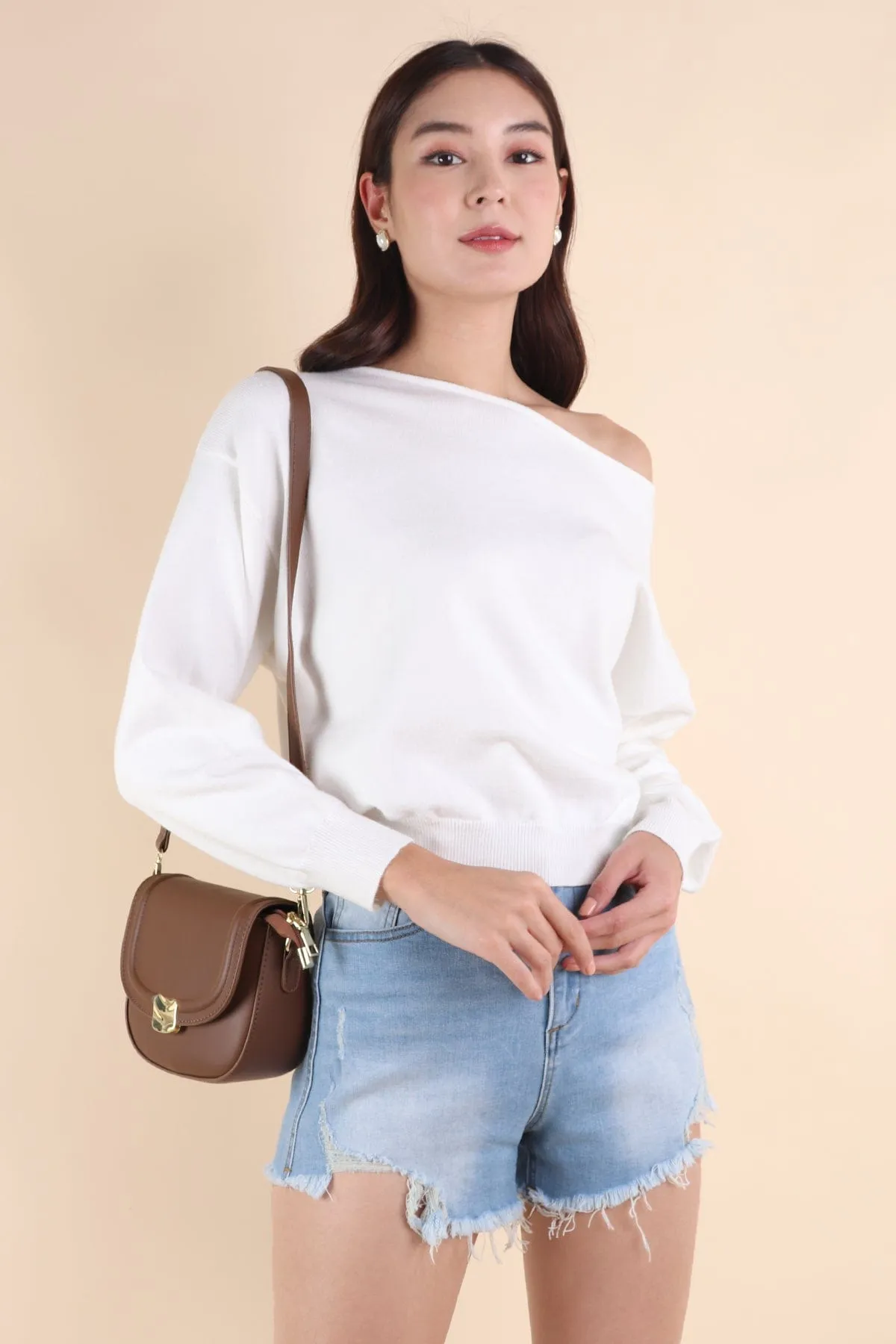 TAYLA OFFSIE KNIT TOP IN WHITE
