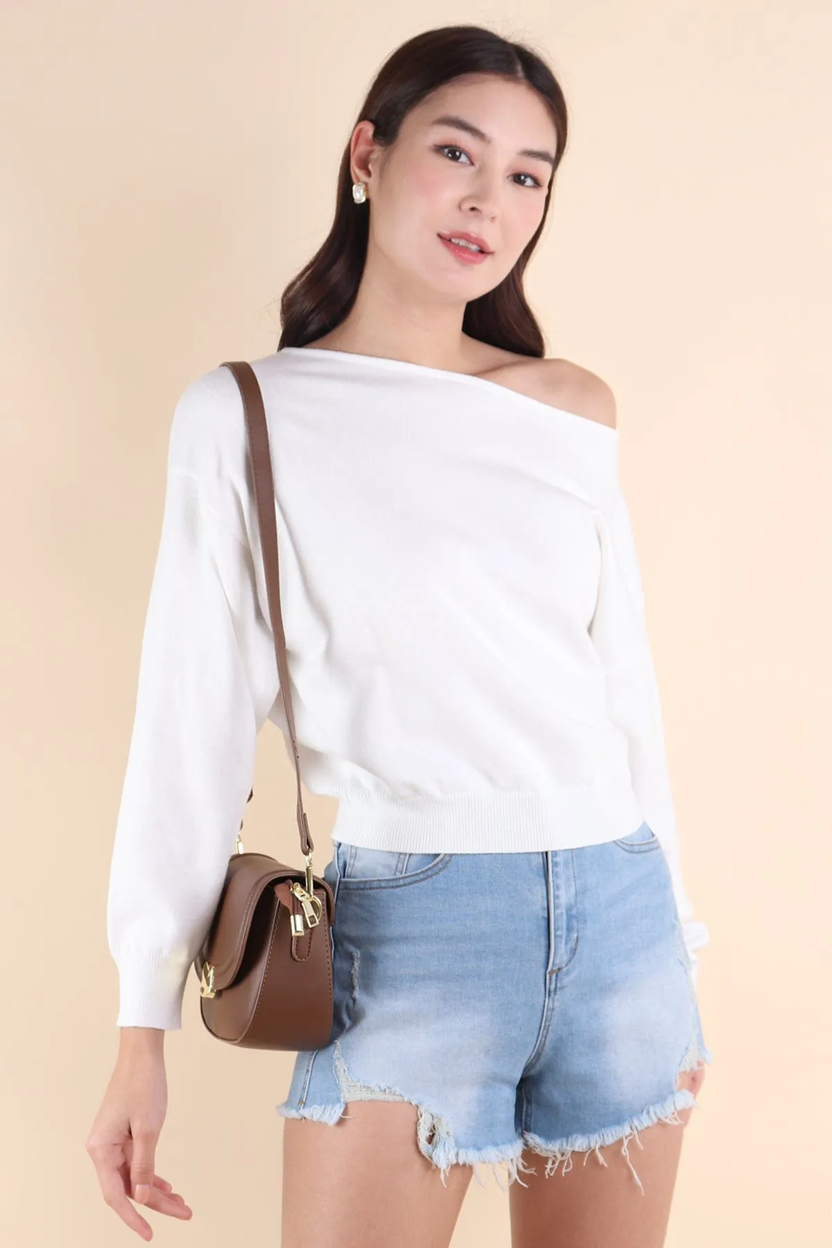 TAYLA OFFSIE KNIT TOP IN WHITE