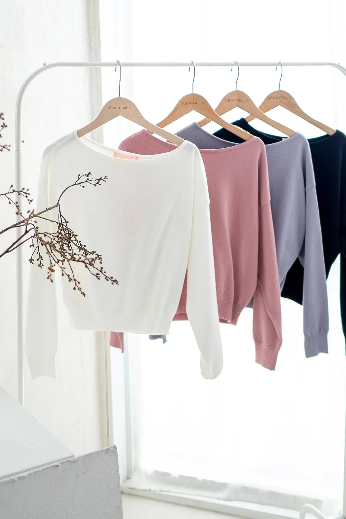 TAYLA OFFSIE KNIT TOP IN WHITE