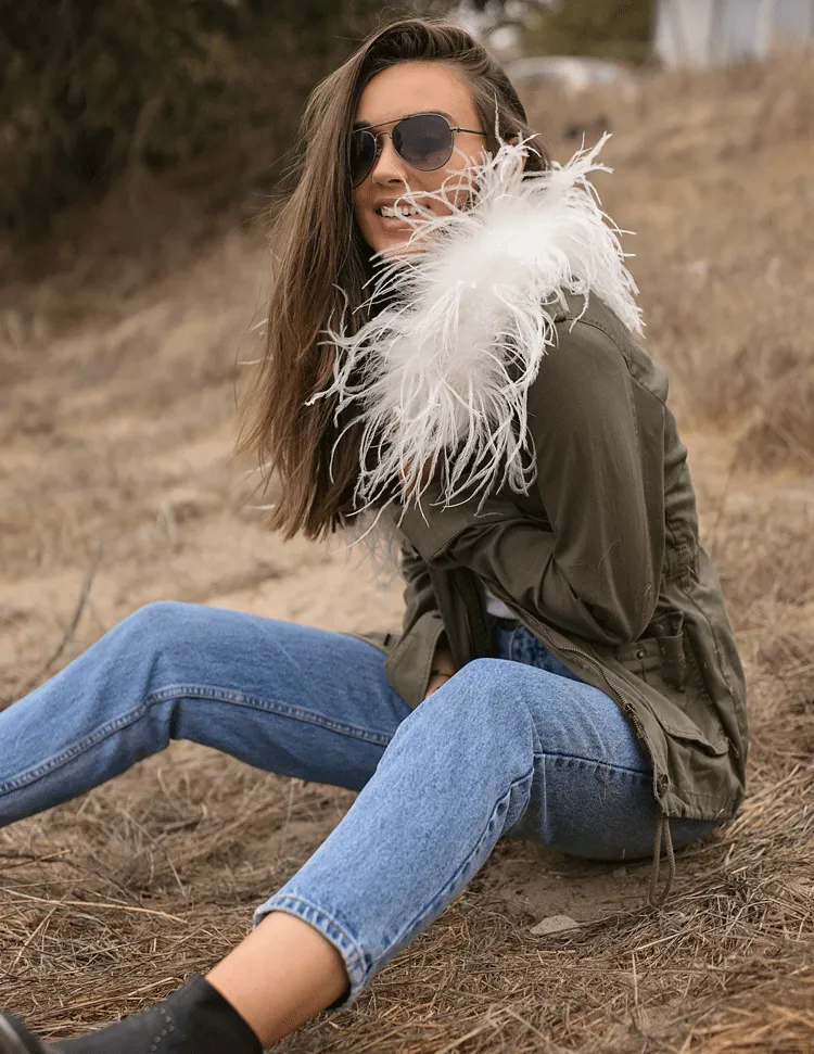 Victoire - Small Feather Collar in Snow